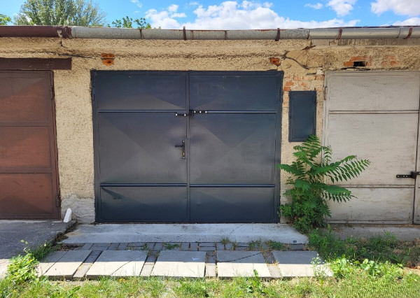 Na prenájom garáž s elektrinou v Nových Zámkoch