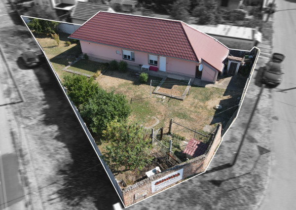 EXKLUZÍVNE - Na predaj 2-izbový zariadený rodinný dom v obci Komjatice