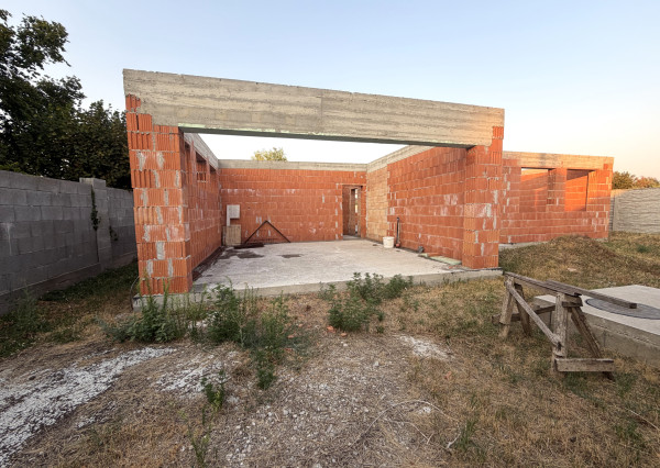 Na predaj rozostavaná stavba rodinného domu v Palárikove - časť Ľudovítov