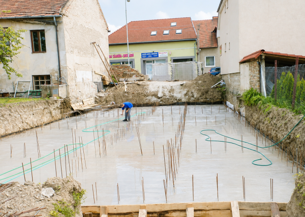 Na predaj rozostavaný polyfunkčný dom pri centre v meste Nové Zámky