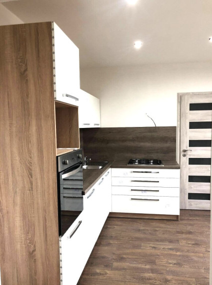 Na prenájom veľký 2-izbový byt s balkónom v Nových Zámkoch
