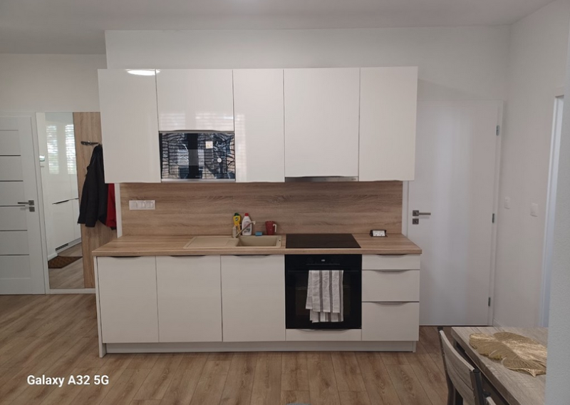 Na prenájom kompletne zariadený 2-izbový byt s loggiou v meste Šurany