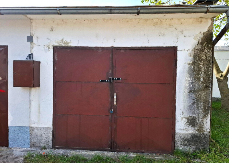Na predaj garáž s elektrinou na sídl. Juh v Nových Zámkoch