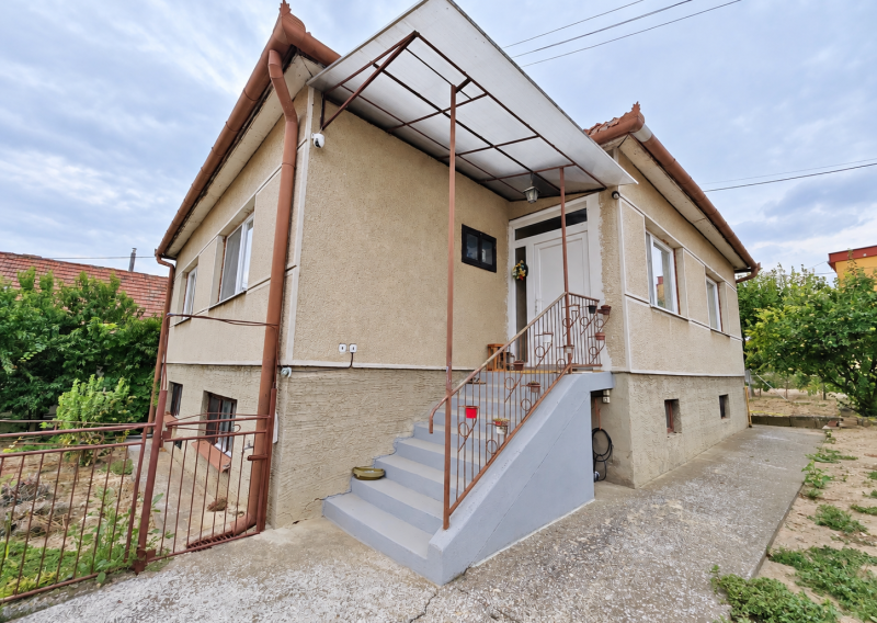 Na predaj priestranný rodinný dom v obci Veľké Lovce