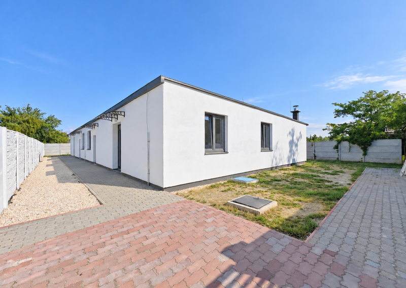 Na predaj rodinný dom so 4-bytovým jednotkami v obci Komoča