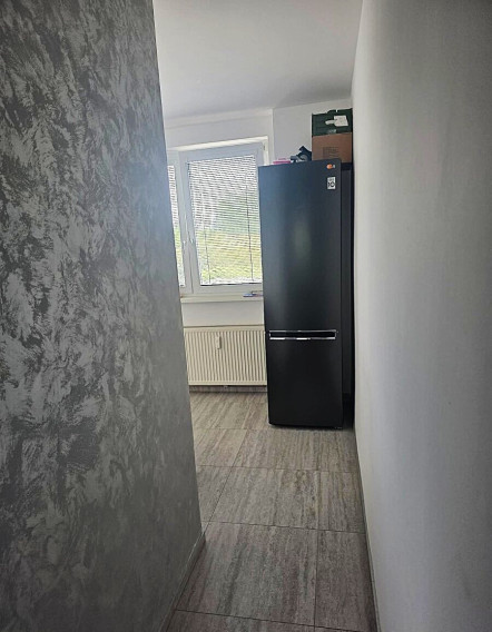 Na predaj kompletne zrekonštruovaný 2-izbový byt  s balkónom v obci Bajč