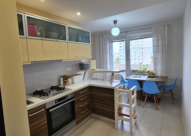 Na predaj zrekonštruovaný 3-izbový byt s balkónom v meste Nové Zámky